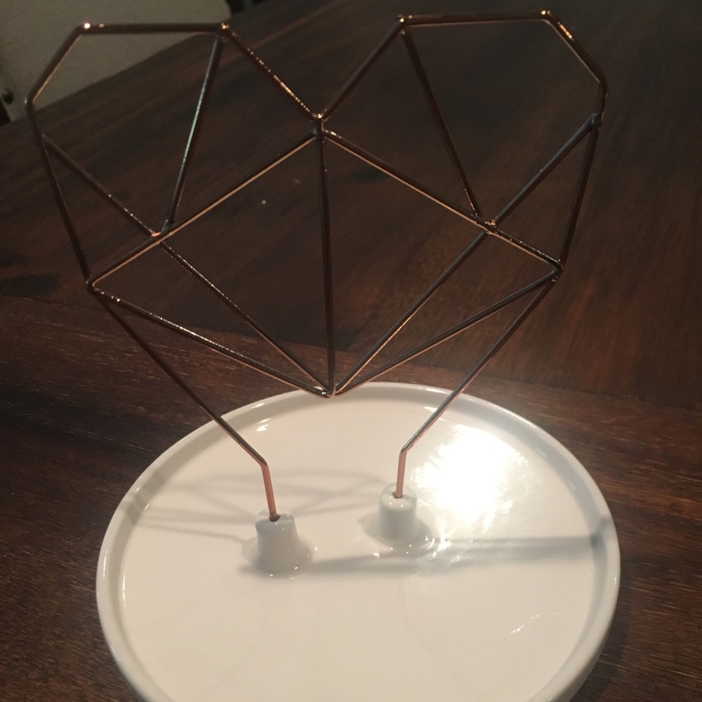 Adorable wire jewelry stand